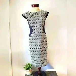 ADRIANNA PAPELL black/white geometric dress.Size 0 (can  fit larger see listing)